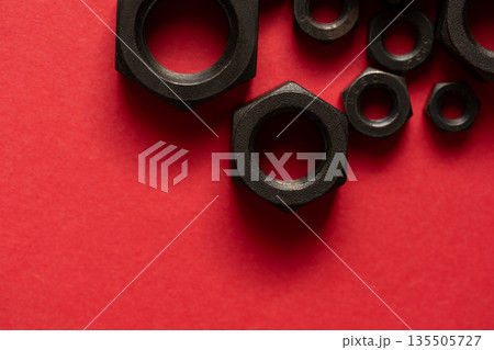 赤背景に置いてある六角ボルトナット 135505727