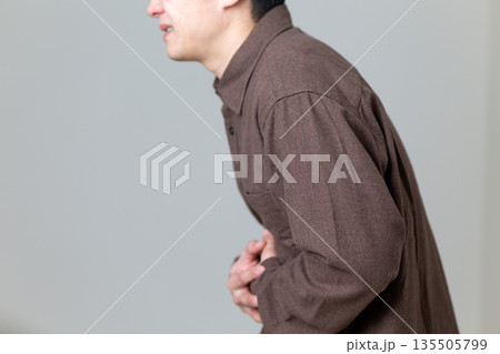 お腹の痛みに苦しむミドル男性 135505799