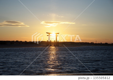 鳥居に沈む夕日 鳥居に沈む夕日 135505812