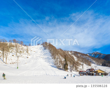 雪不足により閉鎖中の非圧雪斜面と稼働中のスキーリフト (新潟県、湯沢町、湯沢中里) 135506128