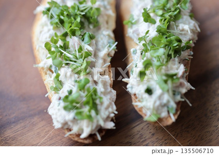 ツナとブロッコリースプラウトのタルティーヌ　バゲットオープンサンド 135506710