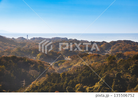 色鮮やかに紅葉した秋の山々の景観 135506752