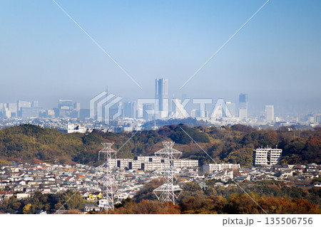 鎌倉の紅葉した山から望むと住宅街の風景 鎌倉の紅葉した山から望むと住宅街の風景 135506756