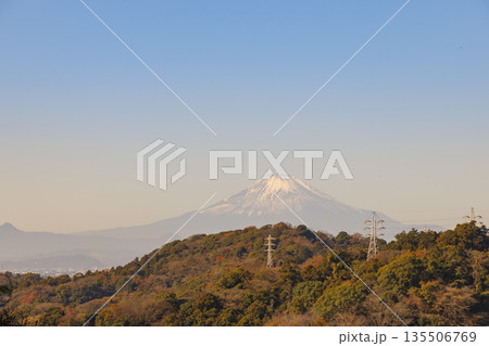 冠雪した美しい富士山と手前に広がる秋の紅葉した山々 冠雪した美しい富士山と手前に広がる秋の紅葉した山々 135506769