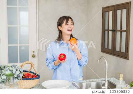 キッチンで野菜を持っている女性 キッチンで野菜を持っている女性 135506880