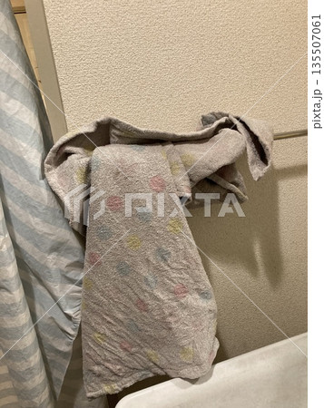 洗面脱衣所のバスタオル 清潔な生活イメージ 洗面脱衣所のバスタオル 清潔な生活イメージ 135507061