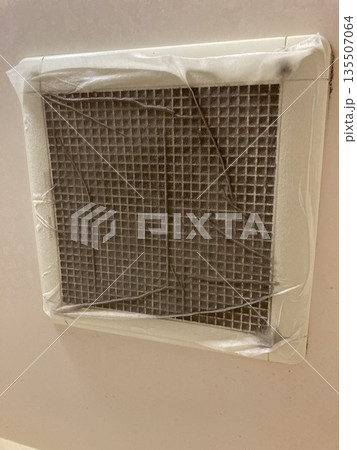 フィルターが取り付けられた室内の換気口 フィルターが取り付けられた室内の換気口 135507064