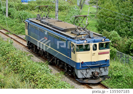 東海道本線　東高島－桜木町　JR貨物　EF65-2068（新鶴見） 135507185
