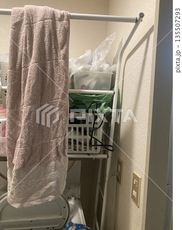 洗面所のタオルと収納ラックのある日常的な風景 洗面所のタオルと収納ラックのある日常的な風景 135507293