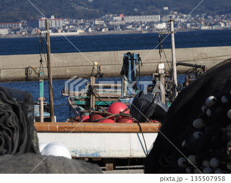 漁船と網と赤いブイ 漁船と網と赤いブイ 135507958