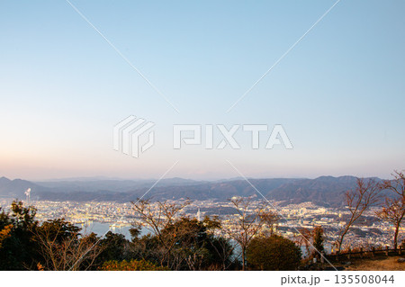 冬の朝の澄み切った青空と山々に囲まれた街 冬の朝の澄み切った青空と山々に囲まれた街 135508044