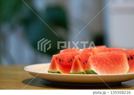 食卓に並ぶ小玉スイカ 食卓に並ぶ小玉スイカ 135508216