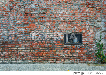 高雄ベイエリア　駁二芸術特区　大義倉庫の煉瓦壁 135508227