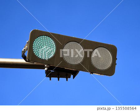 LEDタイプの交通信号 135508564