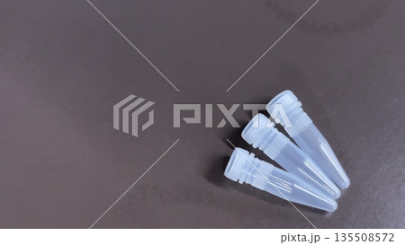 医療・検査・実験で使用されるマイクロチューブの実写素材 135508572