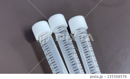 目盛り付きプラスチック試験管を並べた医療・検査・実験イメージ 135508576