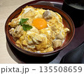 とろとろ卵の親子丼のアップイメージ 135508659