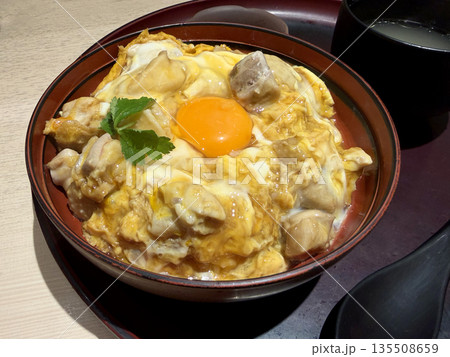 とろとろ卵の親子丼のアップイメージ 135508659