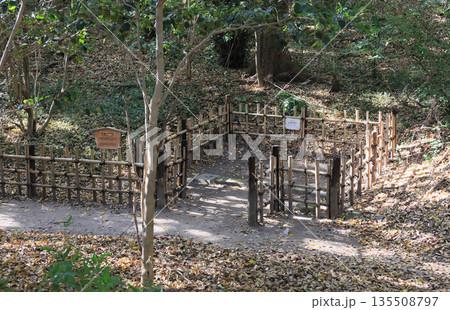 栗林公園、西湖南端の紫雲山山麓の不動口門跡 135508797