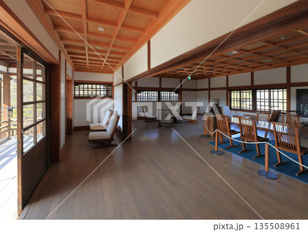 栗林公園の商工奨励館本館の二階 135508961