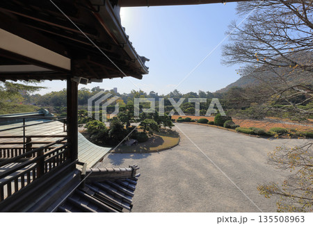 栗林公園の商工奨励館本館の二階から南庭側を見る 栗林公園の商工奨励館本館の二階から南庭側を見る 135508963