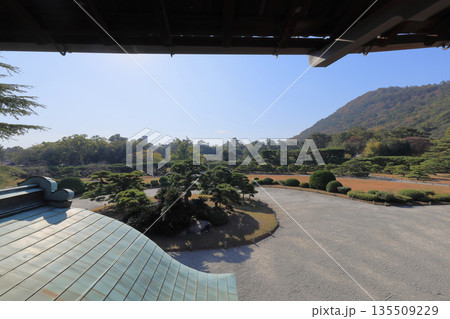栗林公園の商工奨励館本館の二階から南庭方向を見る 135509229