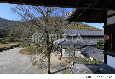 栗林公園の商工奨励館本館の二階から西館を見る 135509232