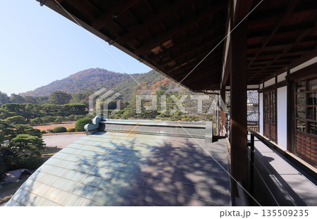栗林公園の商工奨励館本館の二階から南西方向を見る 135509235