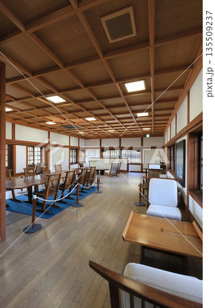 栗林公園の商工奨励館本館の二階 栗林公園の商工奨励館本館の二階 135509237