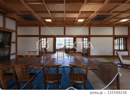 栗林公園の商工奨励館本館の二階 栗林公園の商工奨励館本館の二階 135509238