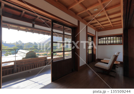 栗林公園の商工奨励館本館の二階の南庭側を望むベランダ 栗林公園の商工奨励館本館の二階の南庭側を望むベランダ 135509244