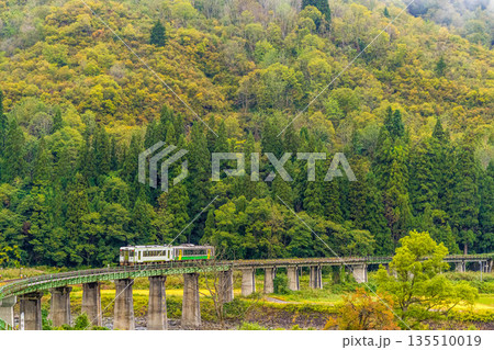 秋の山里を走る只見線~叶津川橋梁~ 秋の山里を走る只見線~叶津川橋梁~ 135510019
