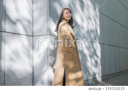 コートを着た女性 コートを着た女性 135510225