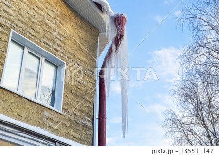 A red pipe is covered in ice 135511147