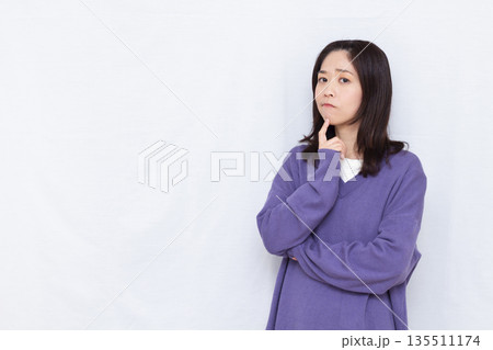 真剣に悩んでいる女性 真剣に悩んでいる女性 135511174
