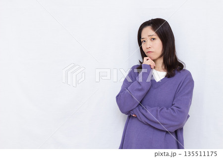 真剣に悩んでいる女性 135511175