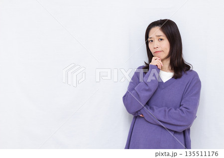 真剣に悩んでいる女性 135511176