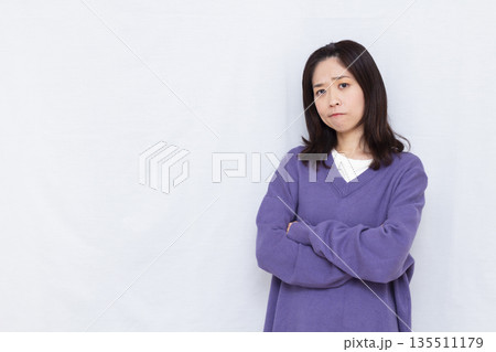 真剣に悩んでいる女性 135511179