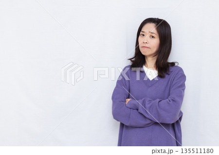 真剣に悩んでいる女性 135511180