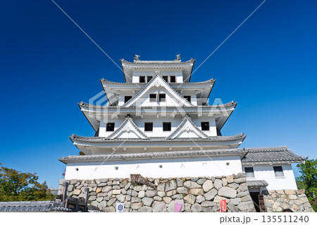 快晴の郡上八幡城天守　岐阜県郡上市 135511240