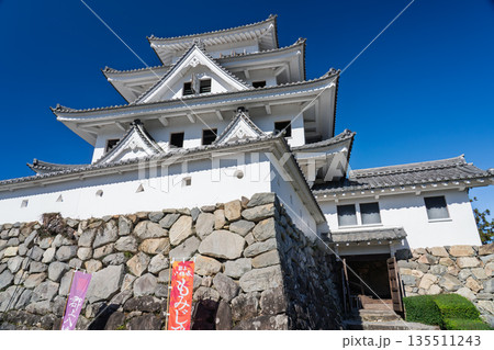 快晴の郡上八幡城天守 岐阜県郡上市 快晴の郡上八幡城天守 岐阜県郡上市 135511243