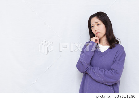 真剣に悩んでいる女性 135511280