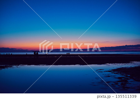 父母が浜の夕景 135511339