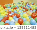 カラフルなボールプール。室内の子供向け遊び場背景。 135511483