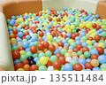 カラフルなボールプール。室内の子供向け遊び場背景。 135511484