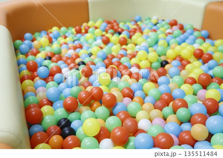 カラフルなボールプール。室内の子供向け遊び場背景。 135511484
