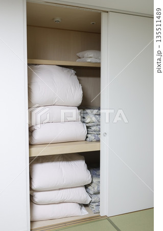 和室の押し入れに収納された布団と寝具。 135511489
