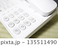 白い電話機の数字ボタン。 135511490