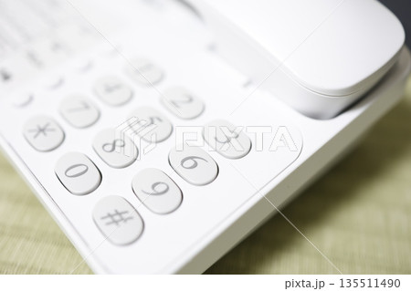 白い電話機の数字ボタン。 135511490