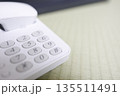 白い電話機の数字ボタン。 135511491